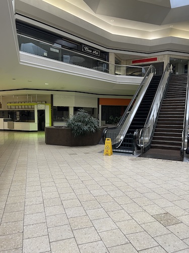 Lakeforest Mall Empty Storefronts